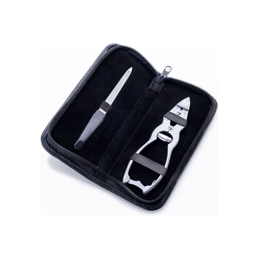 Nagelpflegeset in schwarzer Tasche. Enthält eine Nagelfeile und einen Doppelblatt-Zehennagelknipser. Reißverschluss.