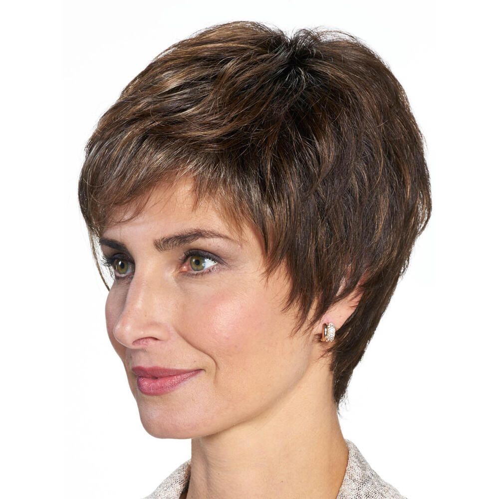 Kurzhaarperücke mit braunen Strähnen. Frau im Profil. Graues Oberteil. Ohrringe.