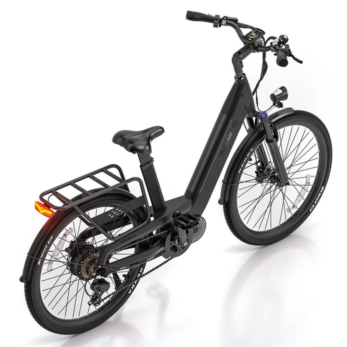 Schwarzes E-Bike, Rückansicht. Gepäckträger, Rücklicht und Kenda-Reifen sind sichtbar.