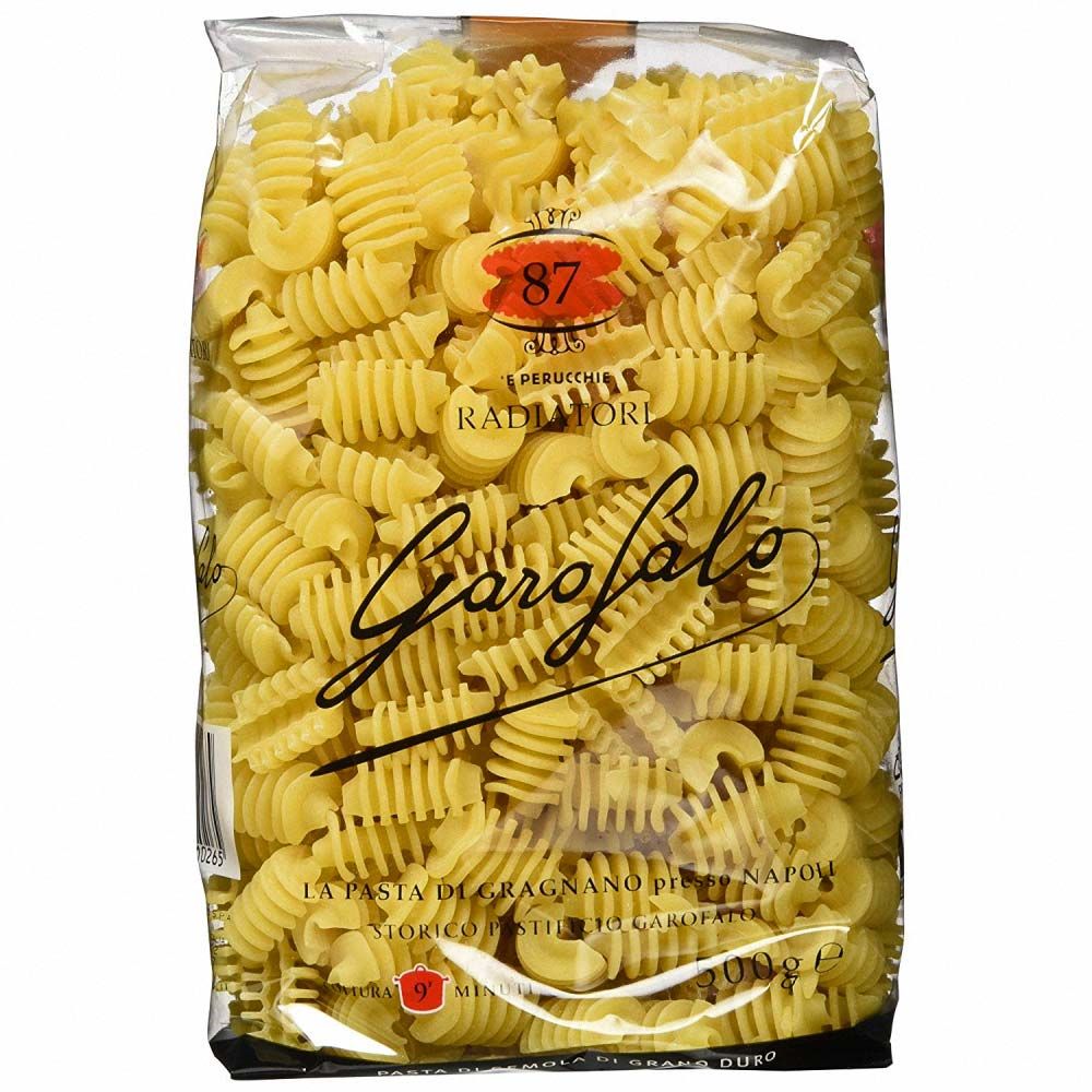 Klare Plastiktüte mit Radiatori-Nudeln. Garofalo-Logo und Text auf der Verpackung. Gelbe, geriffelte Nudeln.