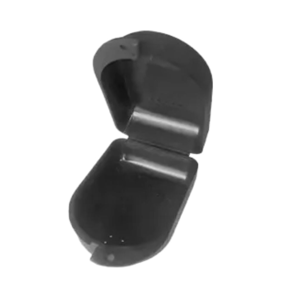 Schwarze Zahnspangenbox, geöffnet. Ovale Form mit Deckel und Scharnier. Innen glatte Oberfläche.