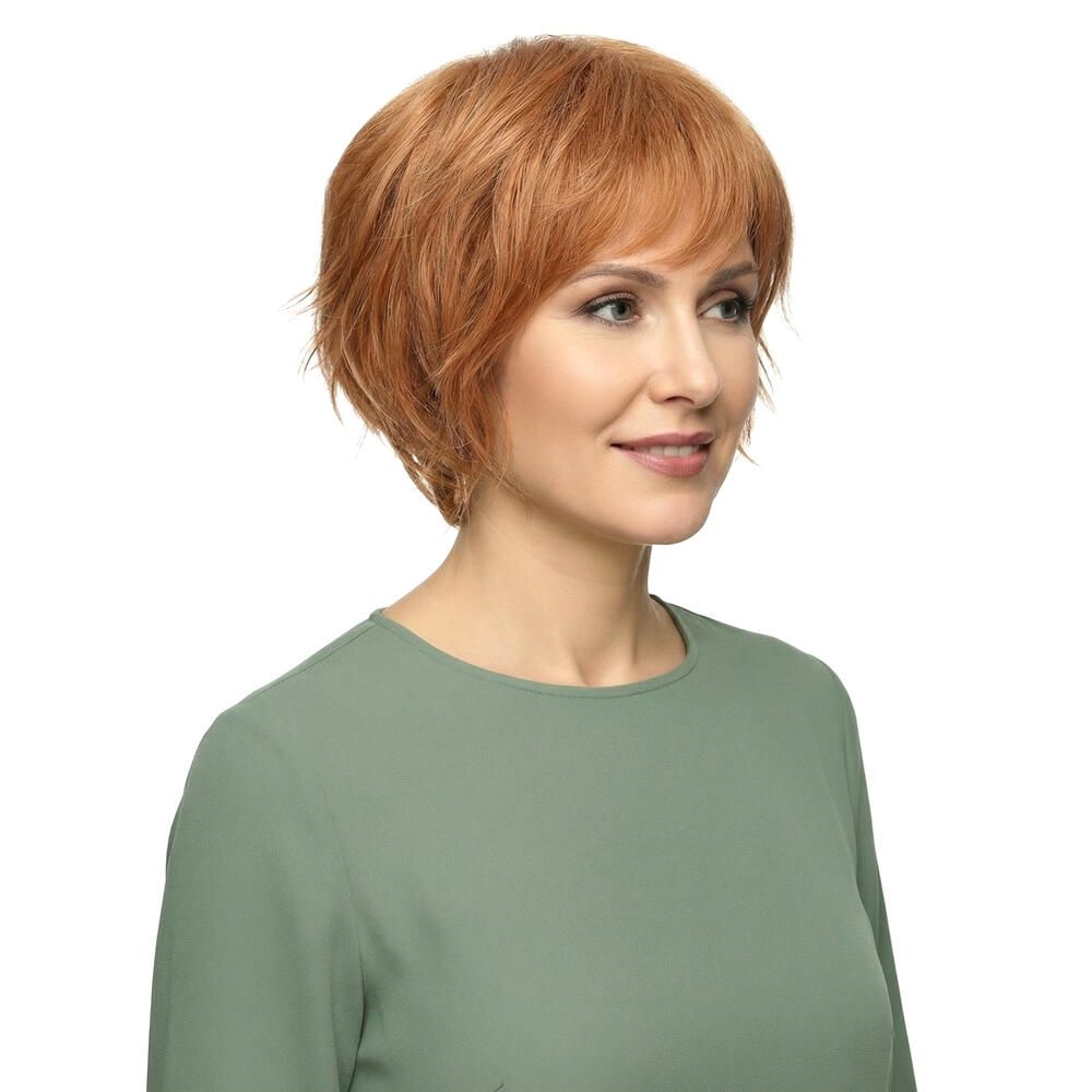 Nahaufnahme einer Frau mit rotblonder Kurzhaarperücke. Der Schnitt ist fransig und modern.