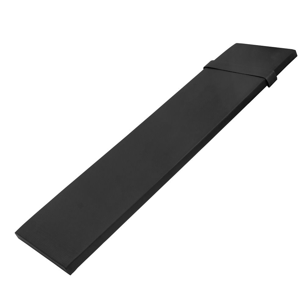 Schrägbrett, schwarze gepolsterte Oberfläche, Holzrahmen. Rechteckige Form, leicht geneigt. Auf weißem Hintergrund.