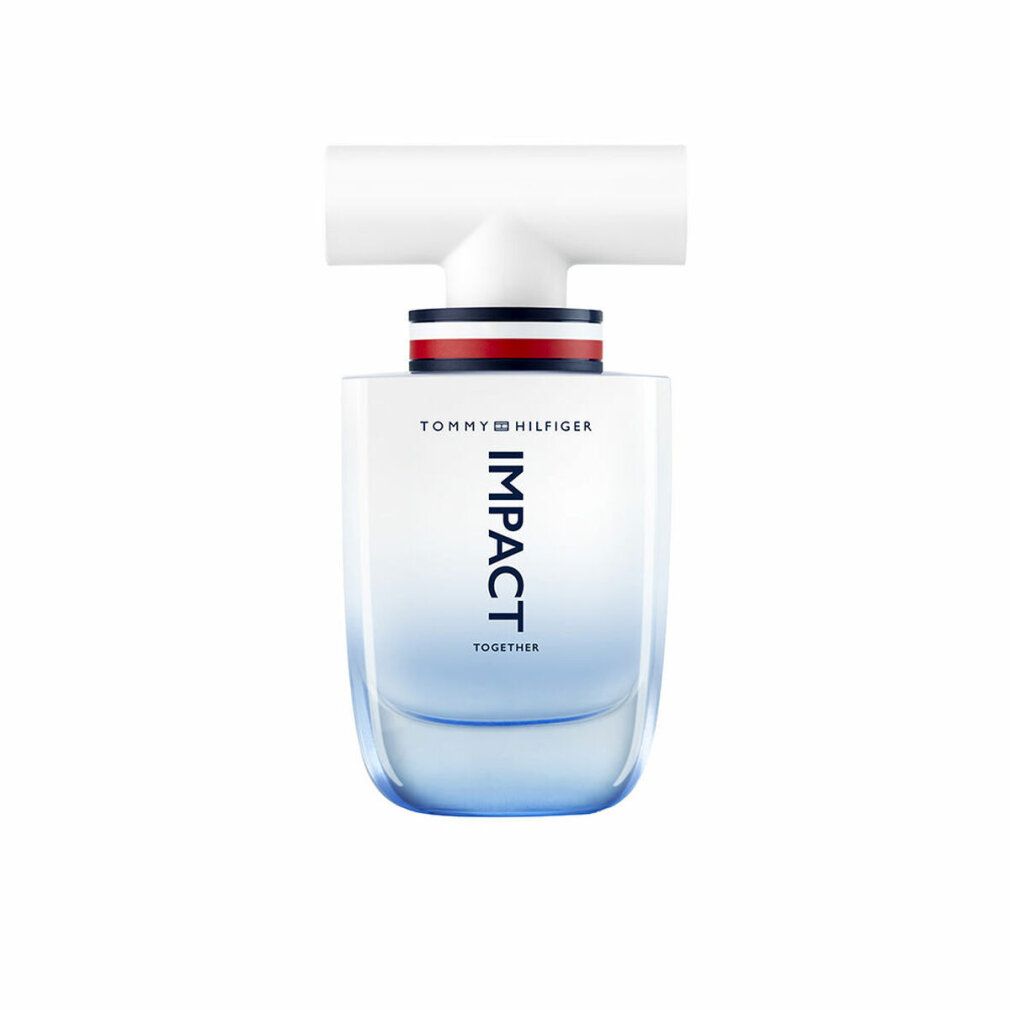 Tommy Hilfiger Impact Together Eau de Toilette Flakon. Rechteckige, blaue Glasflasche mit weißem Verschluss. Roter, weißer und blauer Streifen.
