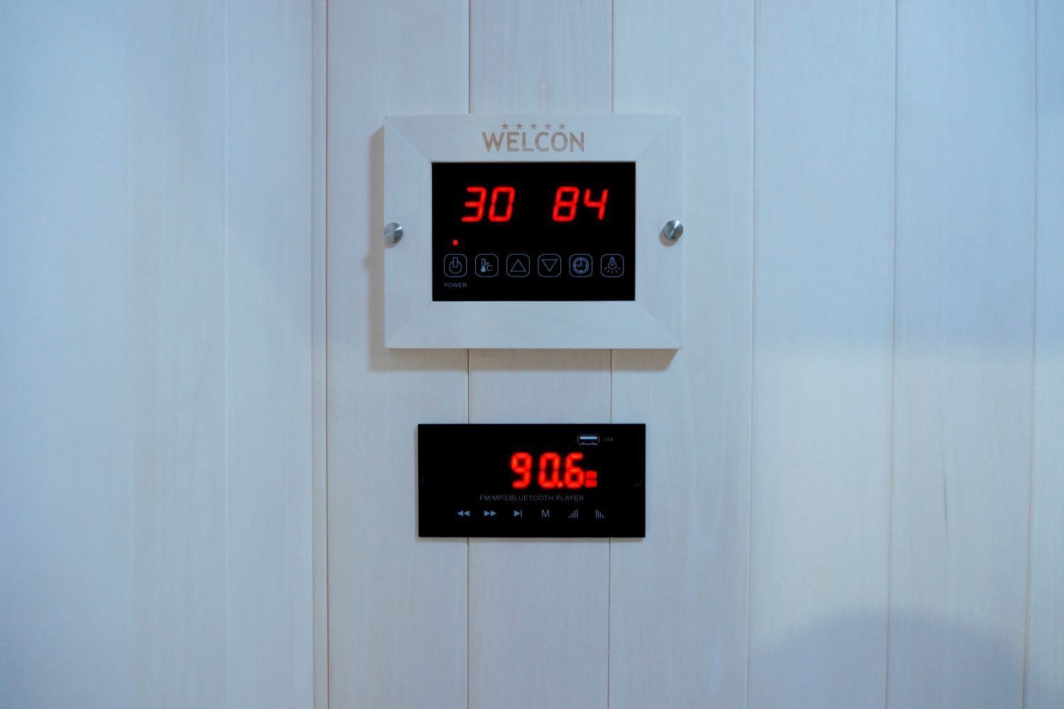 Nahaufnahme von zwei digitalen Anzeigetafeln. Obere Tafel mit WELCON-Logo, Temperaturanzeige. Untere Tafel mit Bedienfeld.