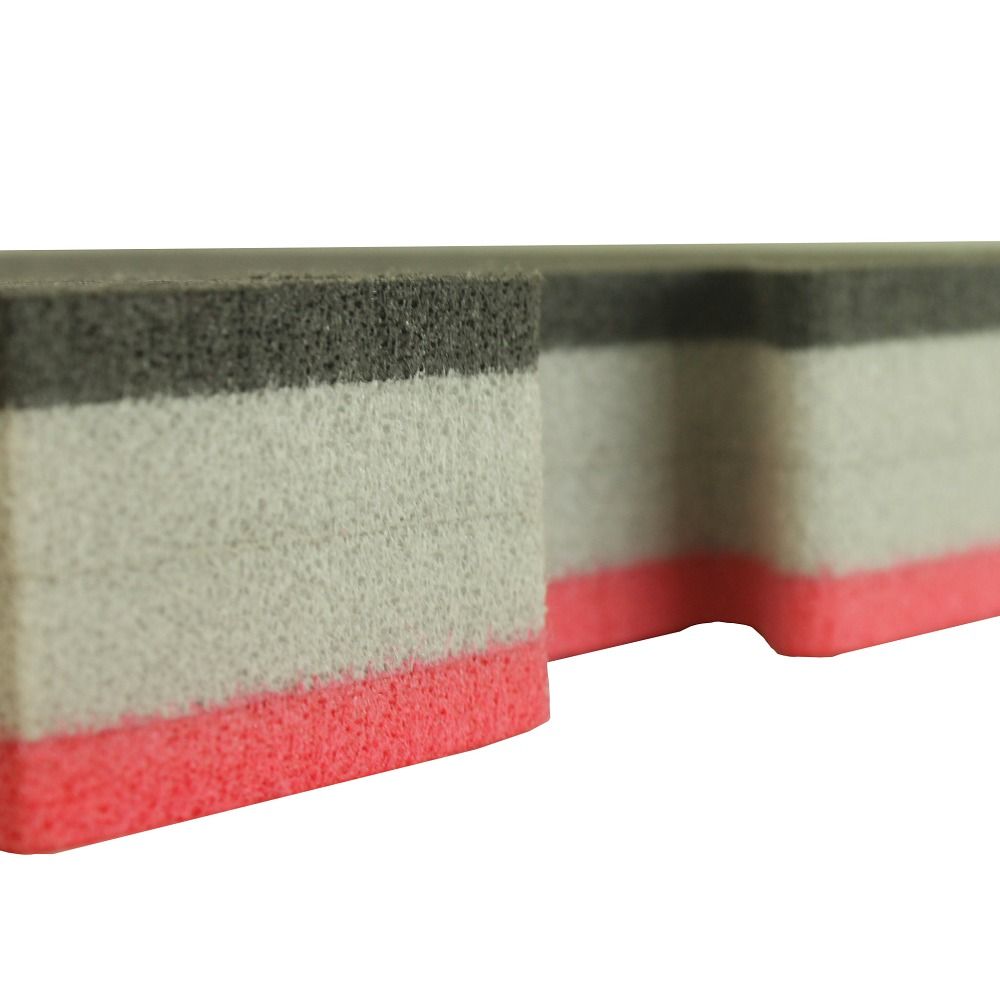 Nahaufnahme einer Fitnessmatte. Mehrschichtiges Design mit schwarzen, grauen und roten Schichten. Eckansicht.