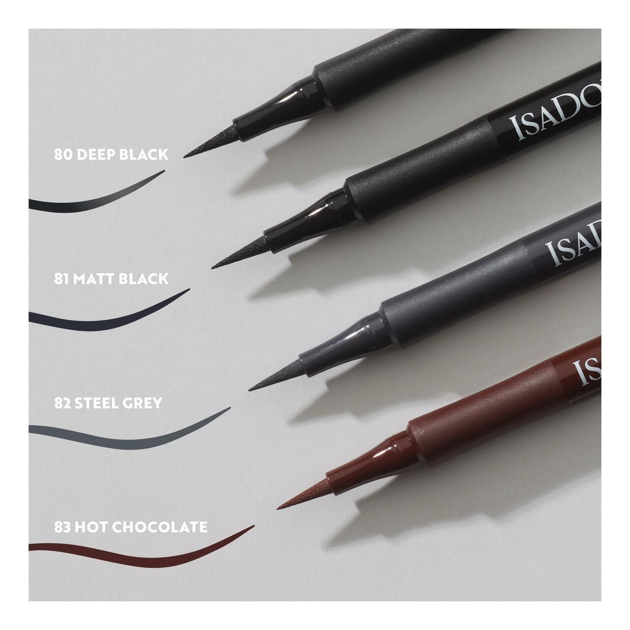 Vier Eyeliner-Stifte mit schwarzen Spitzen und Farblinien. Farben: 80 Deep Black, 81 Matt Black, 82 Steel Grey, 83 Hot Chocolate. Marke: IsaDora.