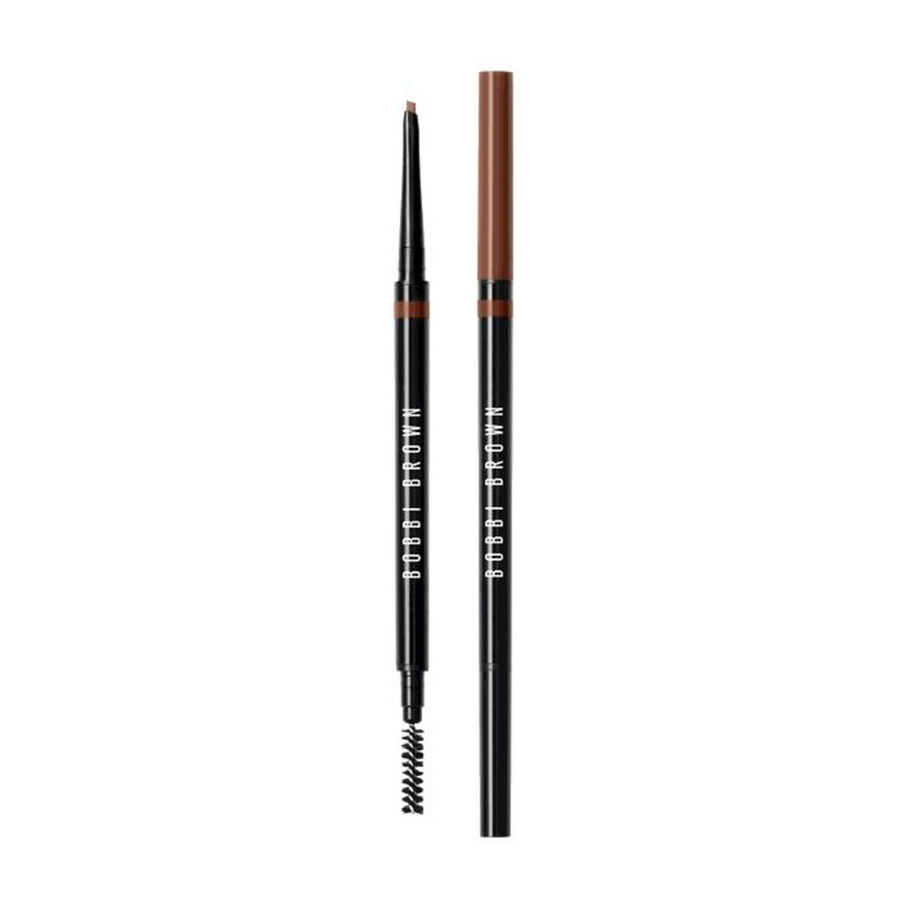 Zwei Augenbrauenstifte. Einer mit Bürste, der andere mit brauner Kappe. Beide Stifte sind schwarz mit dem Markennamen Bobbi Brown.