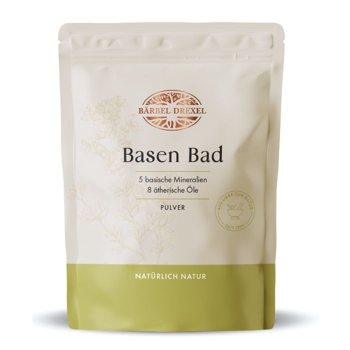 Bärbel Drexel Basen Bad Pulver in einem Standbeutel mit Kräutermotiv.