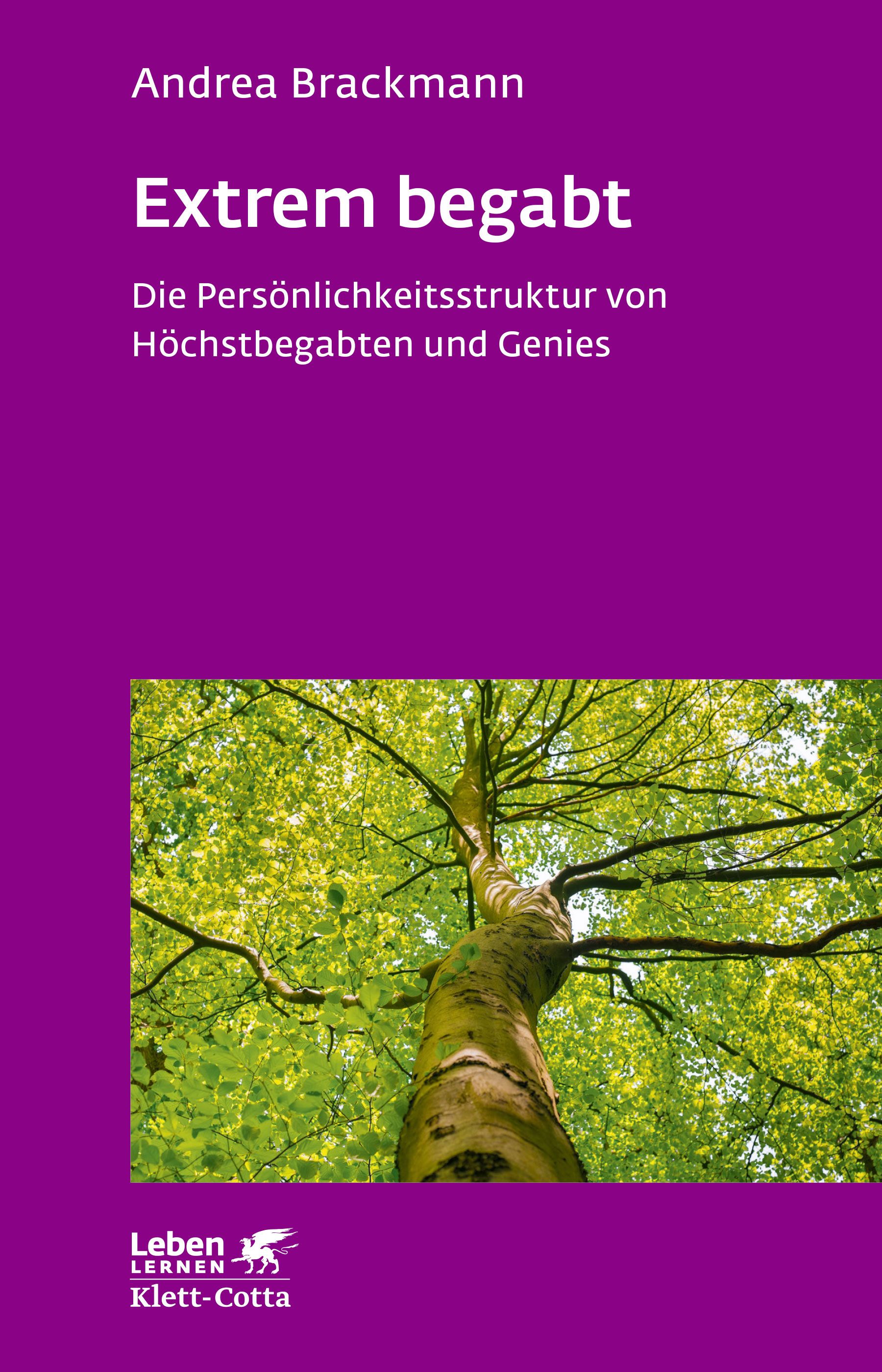 Buchcover mit Titel "Extrem begabt" von Andrea Brackmann. Auf lila Hintergrund, Baum im Hintergrund. Verlag Klett-Cotta.