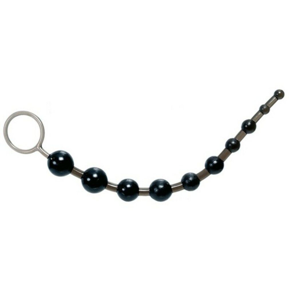 Kugelkette mit schwarzen Kugeln, Metallring. Die Kugeln sind in einer Kurve angeordnet. Auf weißem Hintergrund.