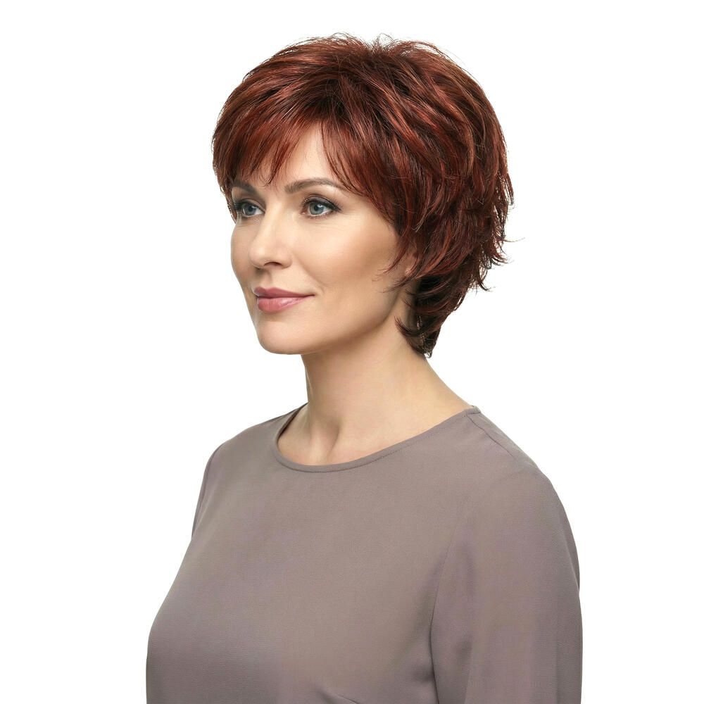 Kurzhaarperücke in Rotbraun. Seitliche Ansicht einer Frau mit der Perücke. Die Haare sind gestuft und fallen locker.