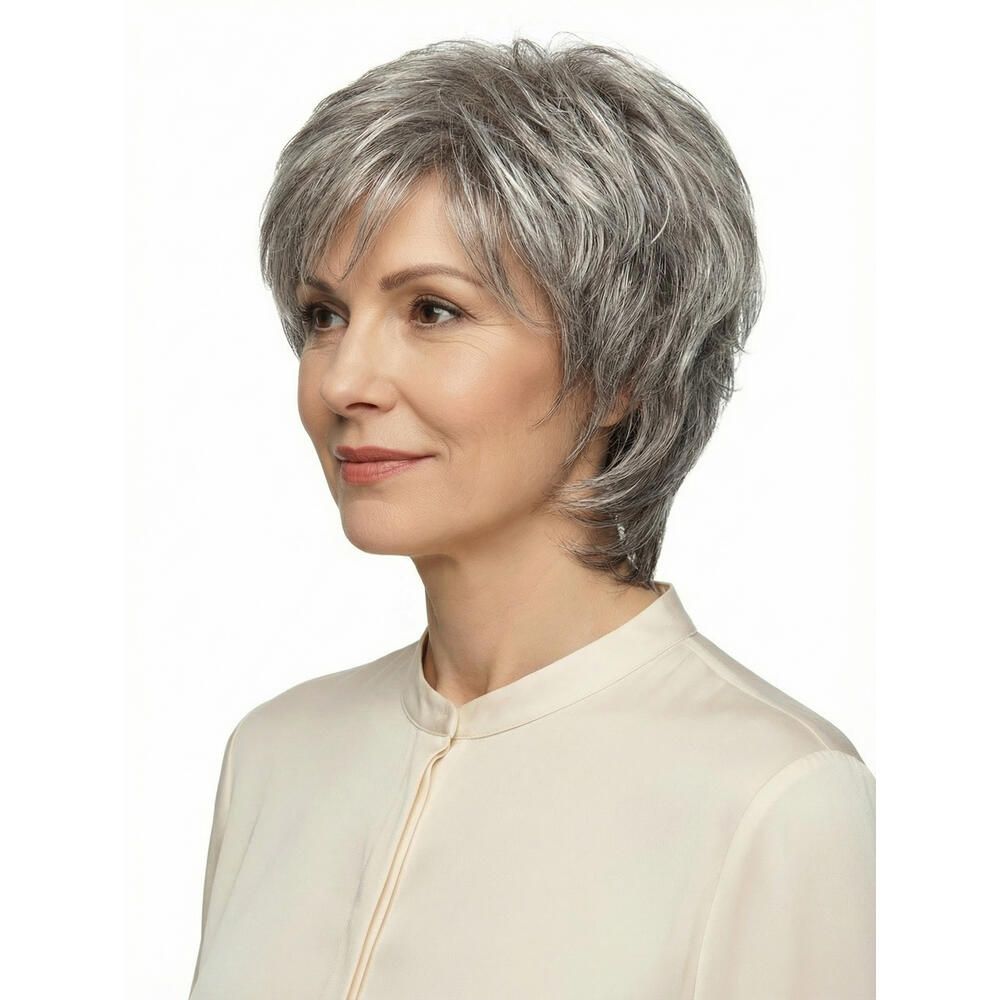 Graue Kurzhaarperücke. Seitenansicht einer Frau mit Perücke. Helles Oberteil. Weißer Hintergrund.