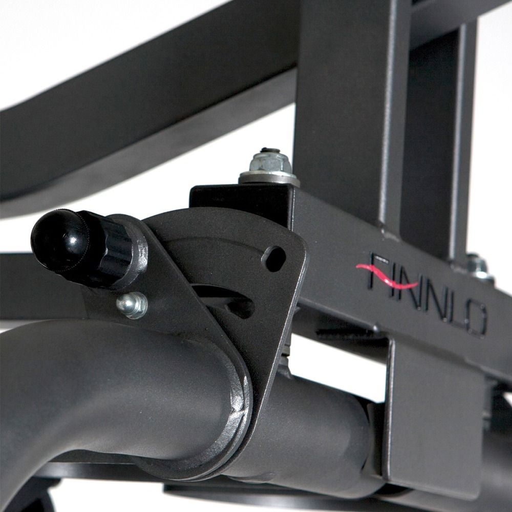 Grauer Metallrahmen mit FINNLO-Logo. Schwarze Schraube. Teil einer Kraftstation.