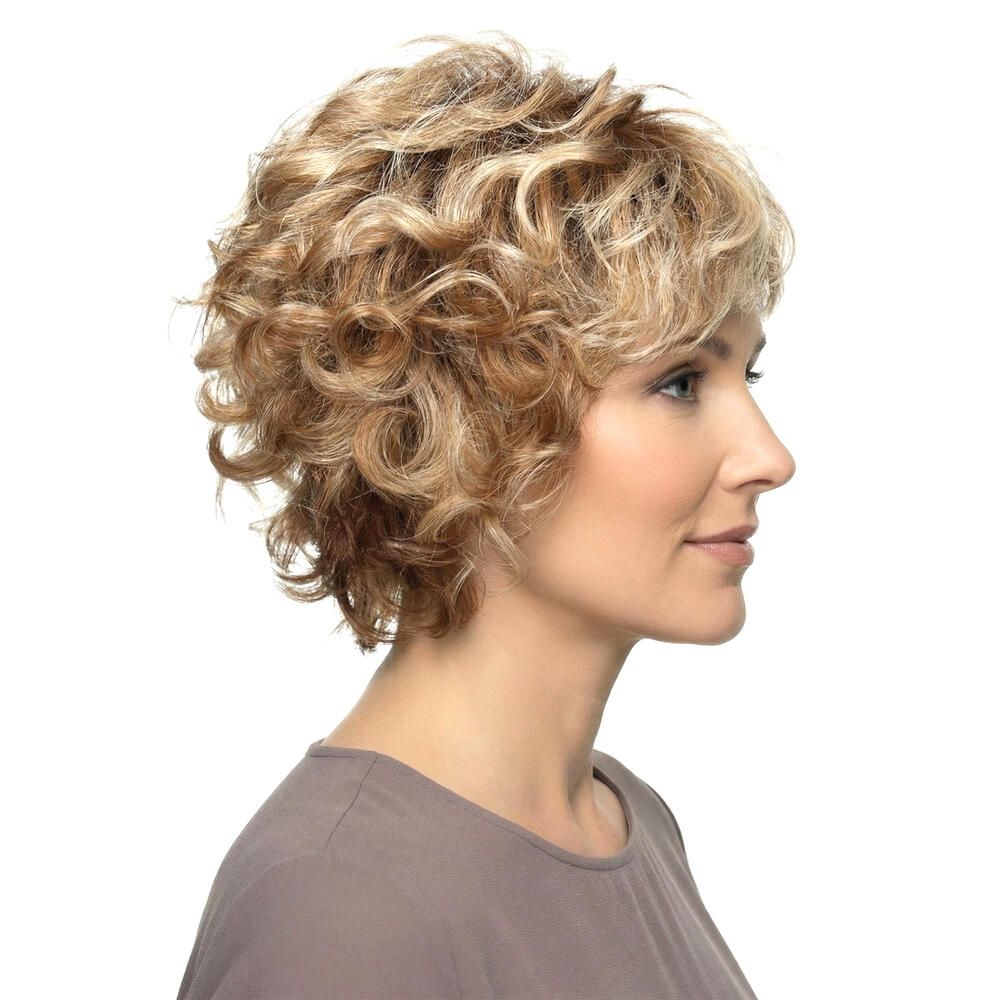 Kurze, blonde Perücke mit Locken. Seitenansicht einer Frau, die die Perücke trägt. Die Haare sind wellig und haben blonde Strähnen.