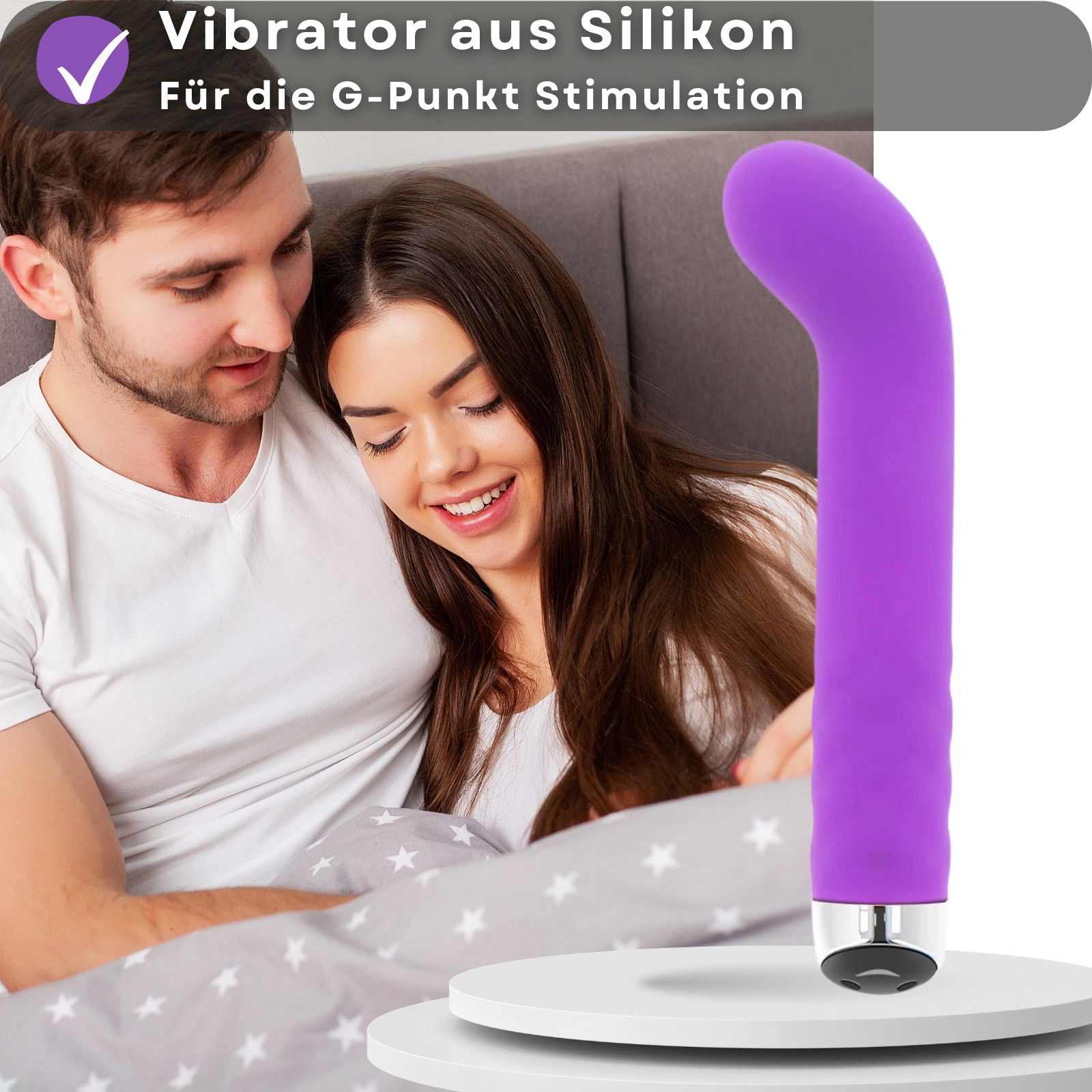 Lila Vibrator. Gebogene Form. Silikon. Auf weißem Podest. Paar im Hintergrund. Text: Vibrator aus Silikon, G-Punkt.