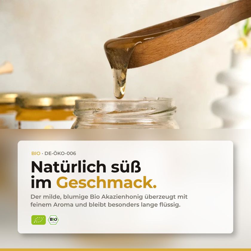 Holzlöffel mit flüssigem Honig über einem Glas. "Natürlich süß im Geschmack."