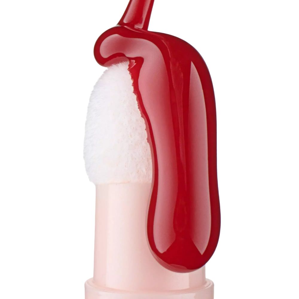 Applikator für roten Lippenstift mit weißem Schwammkopf und glänzender roter Textur.