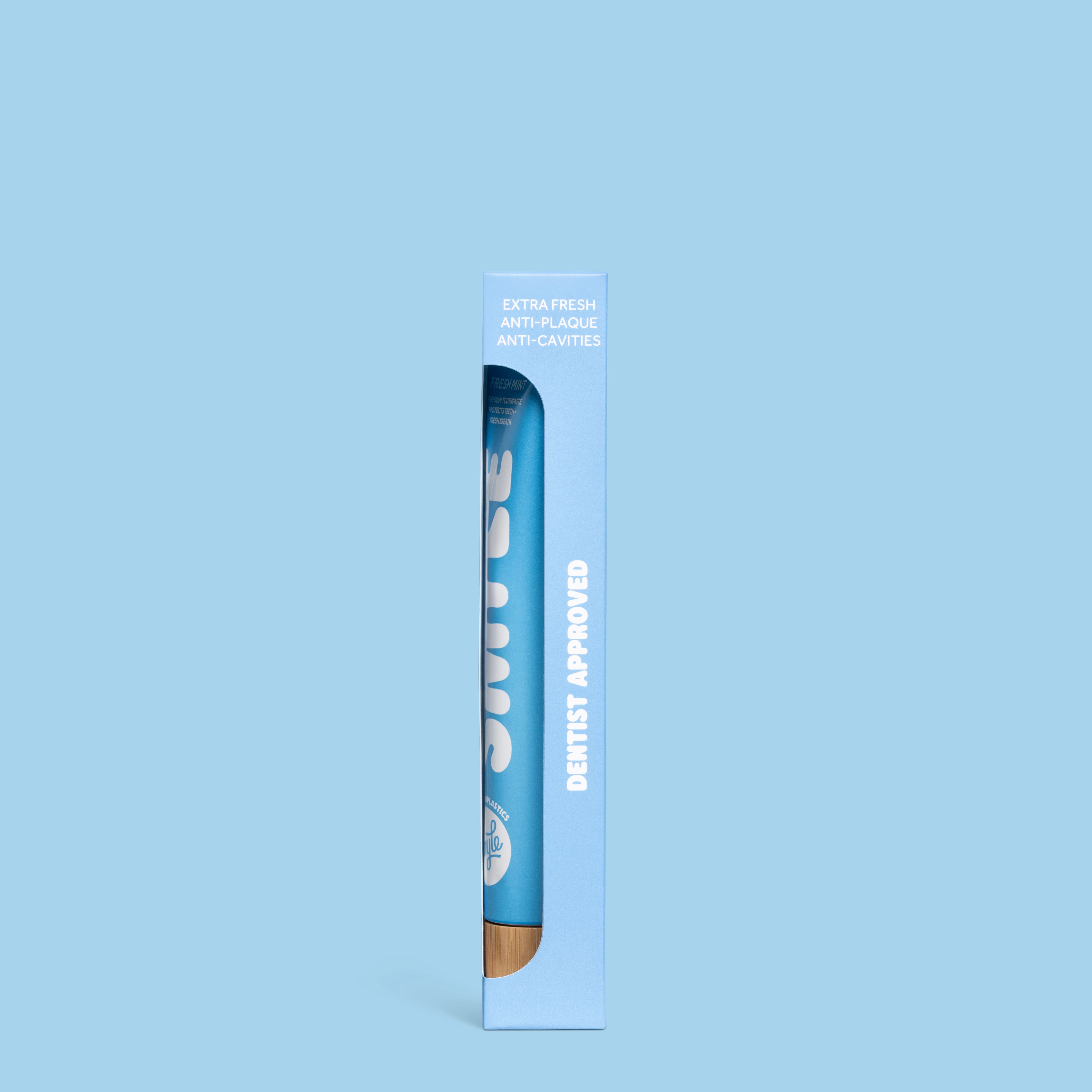 Zahnpasta-Tube in hellblauer Verpackung. Aufschrift "SMYLE" und "Dentist Approved".