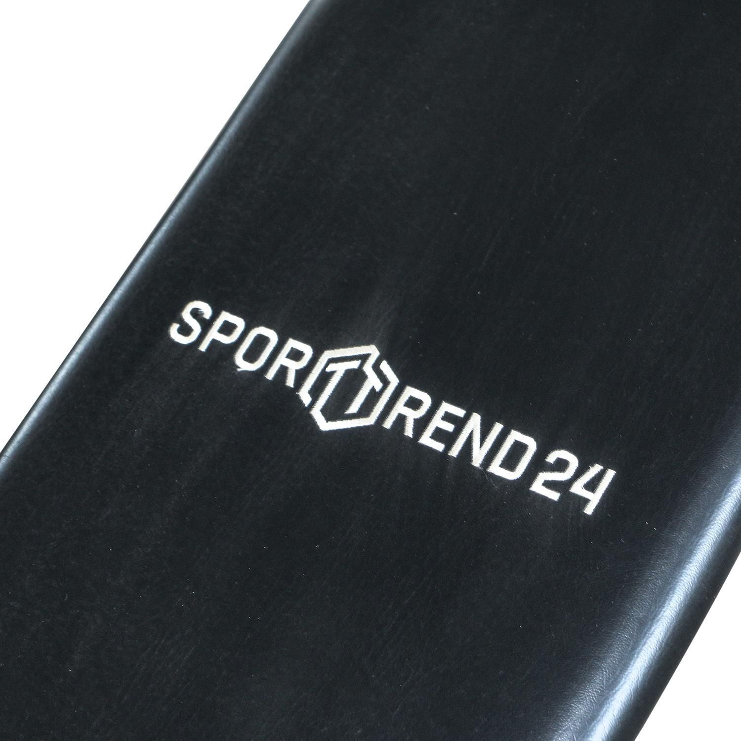 Nahaufnahme des Sporttrend24 Logos auf einer schwarzen Sit-Up-Bank. Weißer Schriftzug.