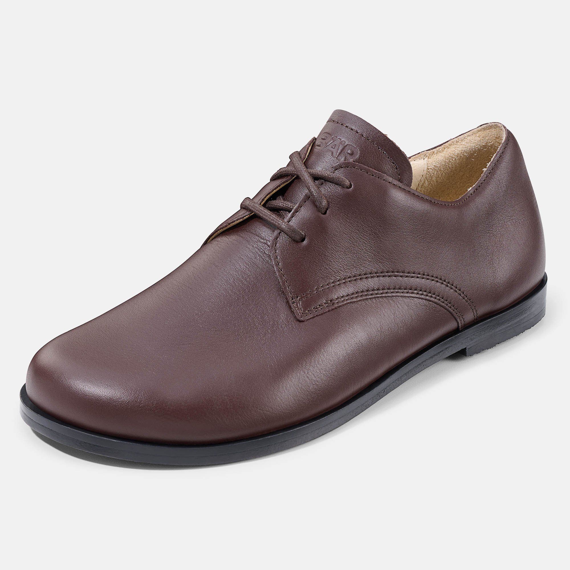 Brauner Lederschuh mit Schnürung. Schwarze Sohle, helle Innensohle. Schuhspitze abgerundet. Breite Passform.