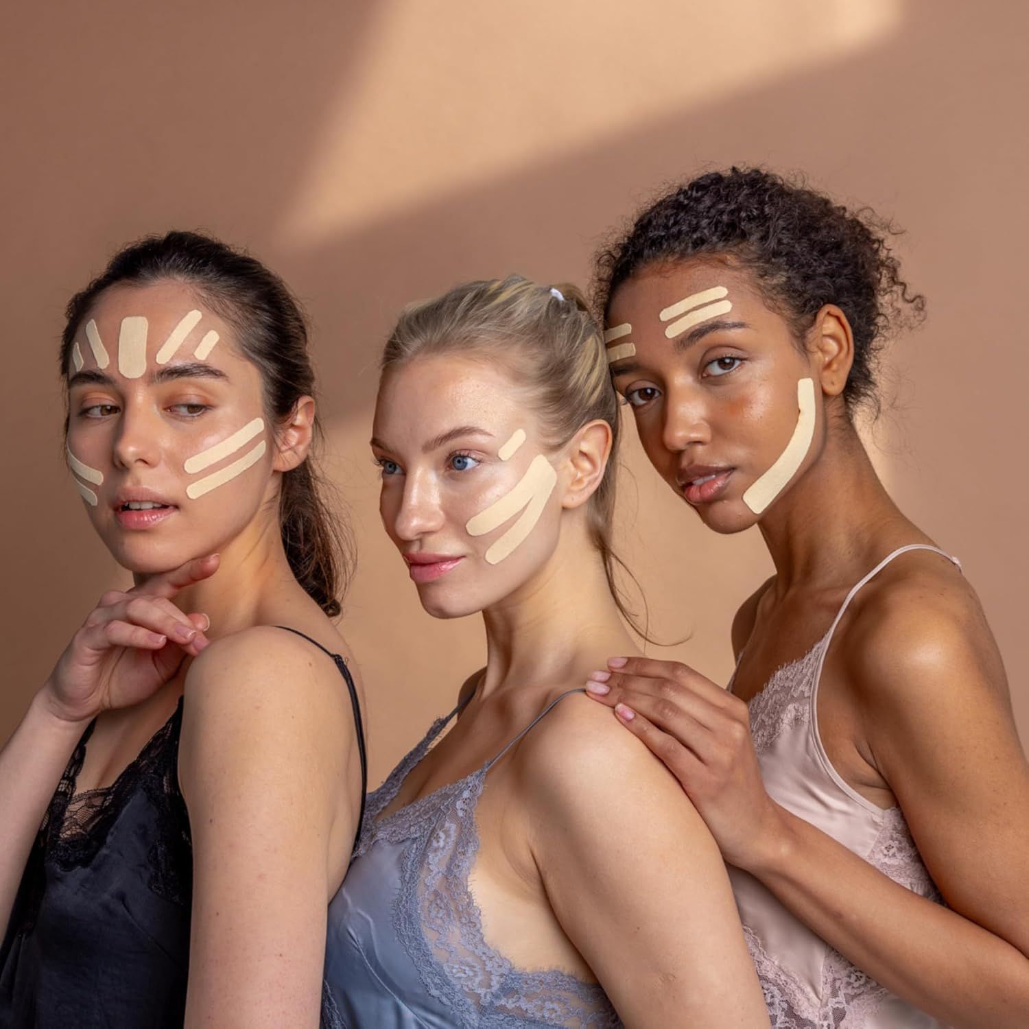 Drei Frauen mit Kinesio Tape im Gesicht, verschiedene Hauttypen und Haarfarben.