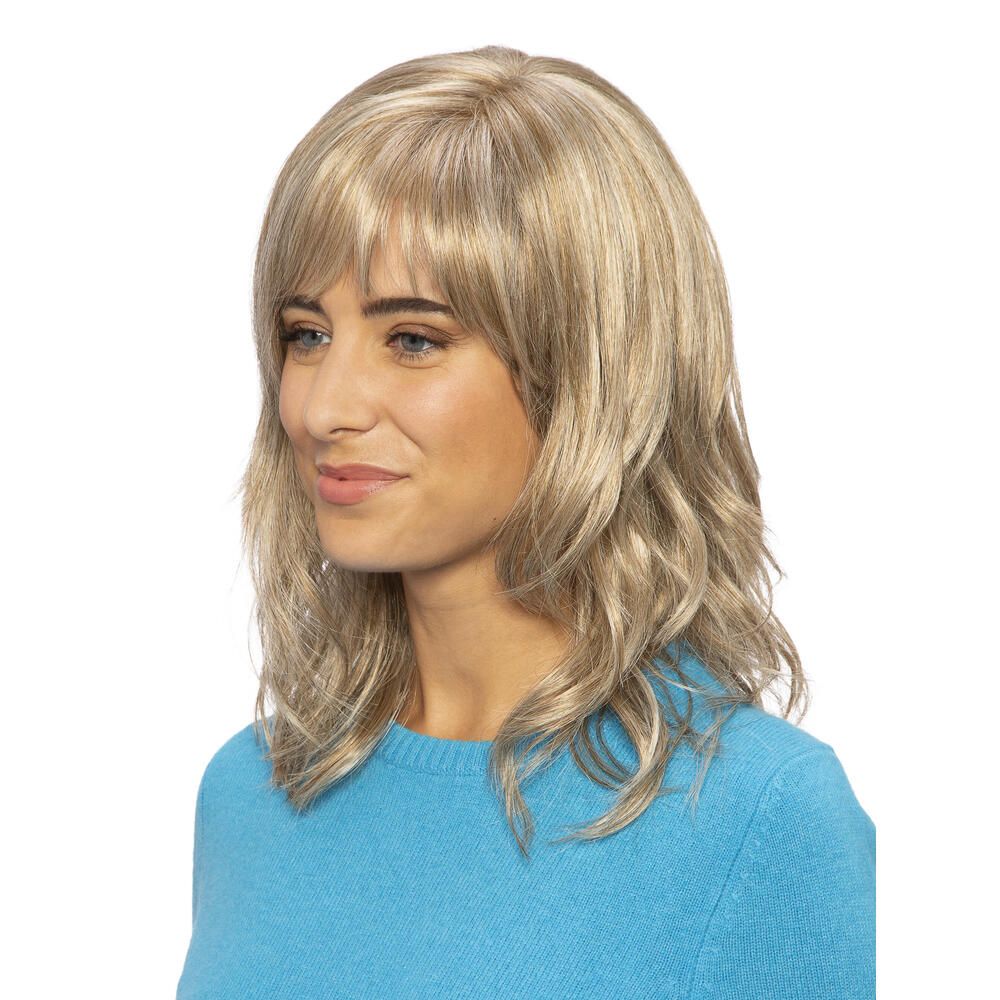 Blond gewellte Perücke mit Pony, getragen von einer Frau. Seitenansicht, Blickrichtung nach rechts.