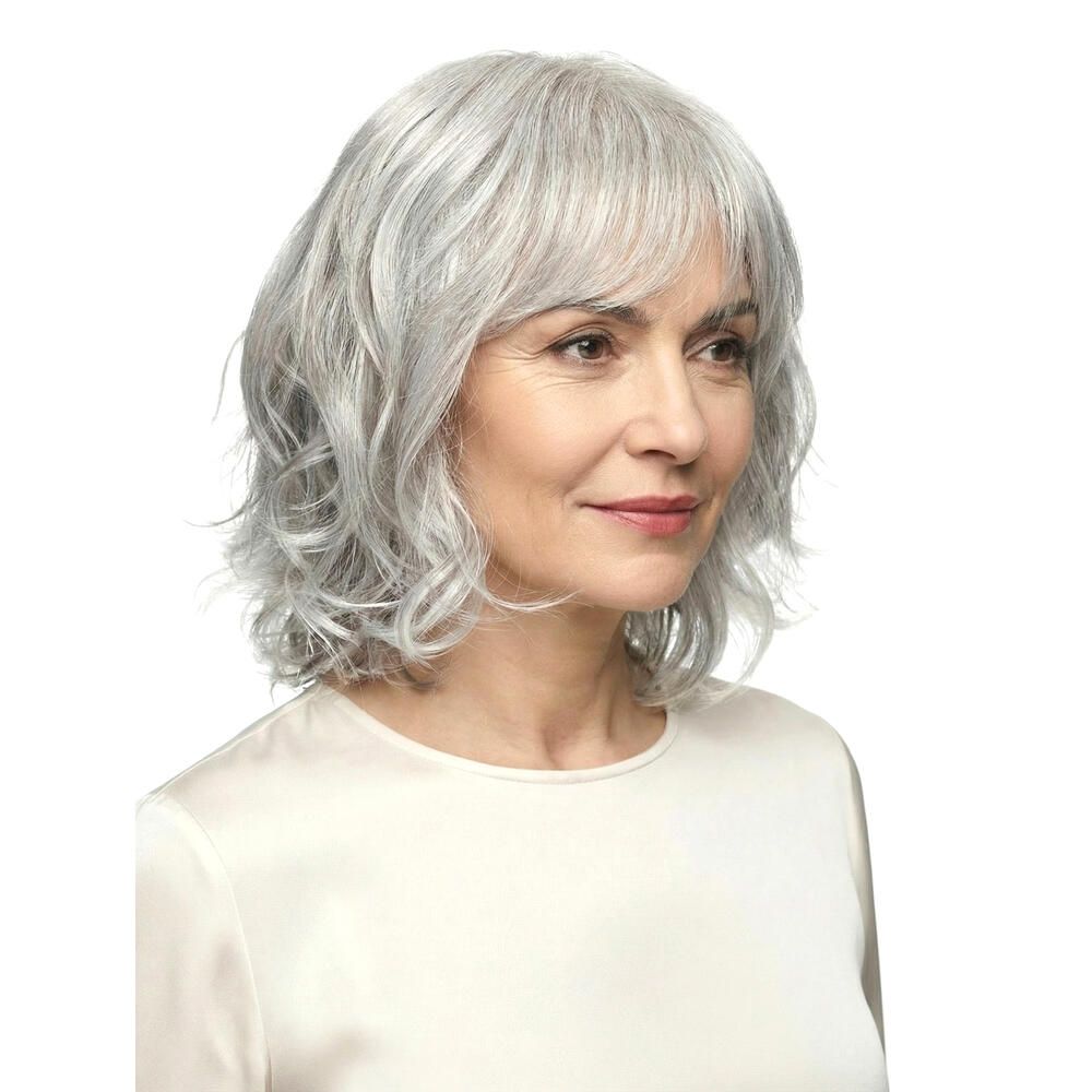 Perücke Capri, graues Haar mit Pony, wellig. Frau im Profil, helles Oberteil.