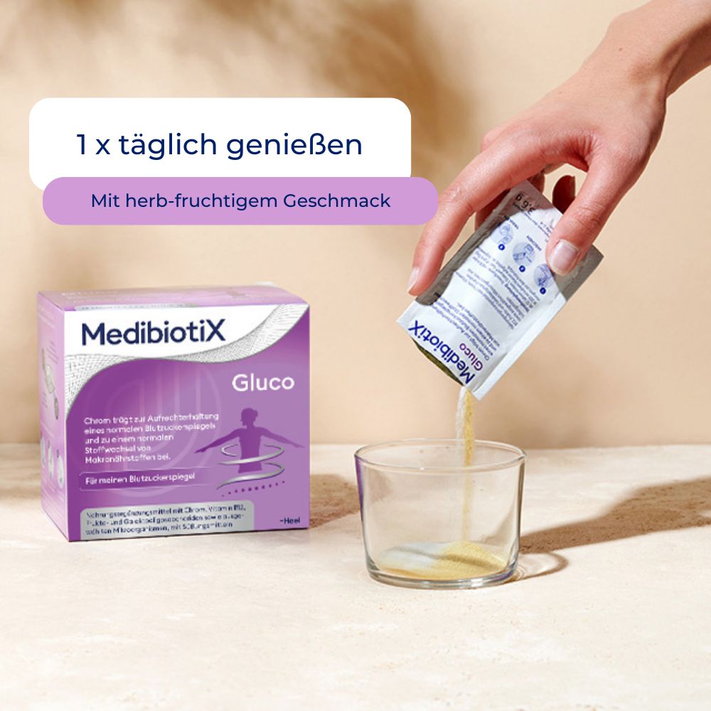 MedibiotiX Gluco-Packung und ein Glas. Eine Person gießt den Inhalt eines Beutels in das Glas. Text: 1x täglich genießen.