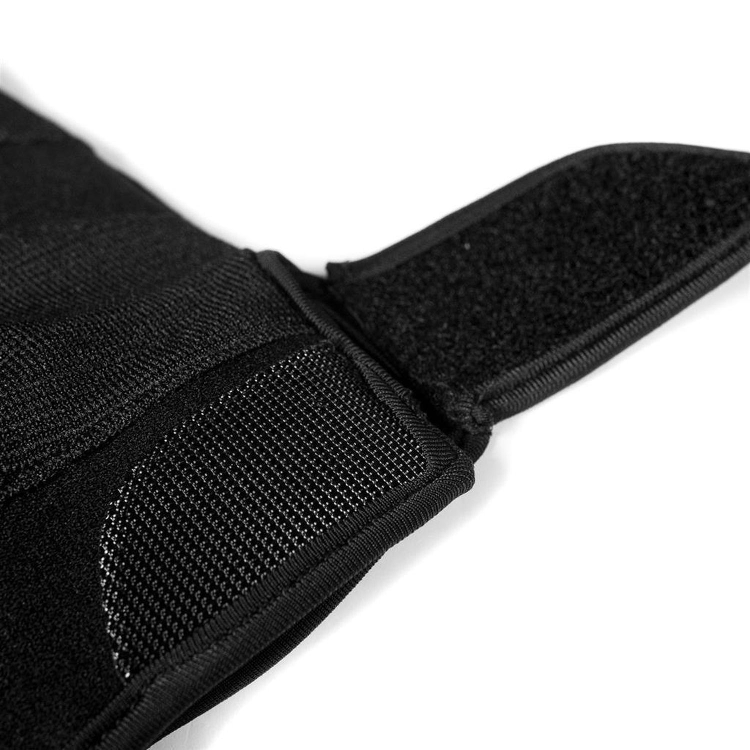 Nahaufnahme eines schwarzen Trainingshandschuhs. Klettverschluss am Handgelenk. Texturierte Oberfläche.