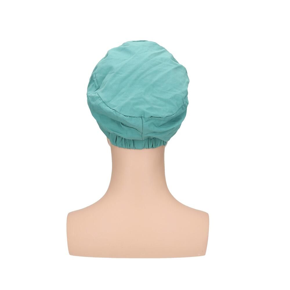 Türkisfarbener Turban auf Schaufensterpuppe. Rückansicht. Gerüschte Details, glatter Stoff.