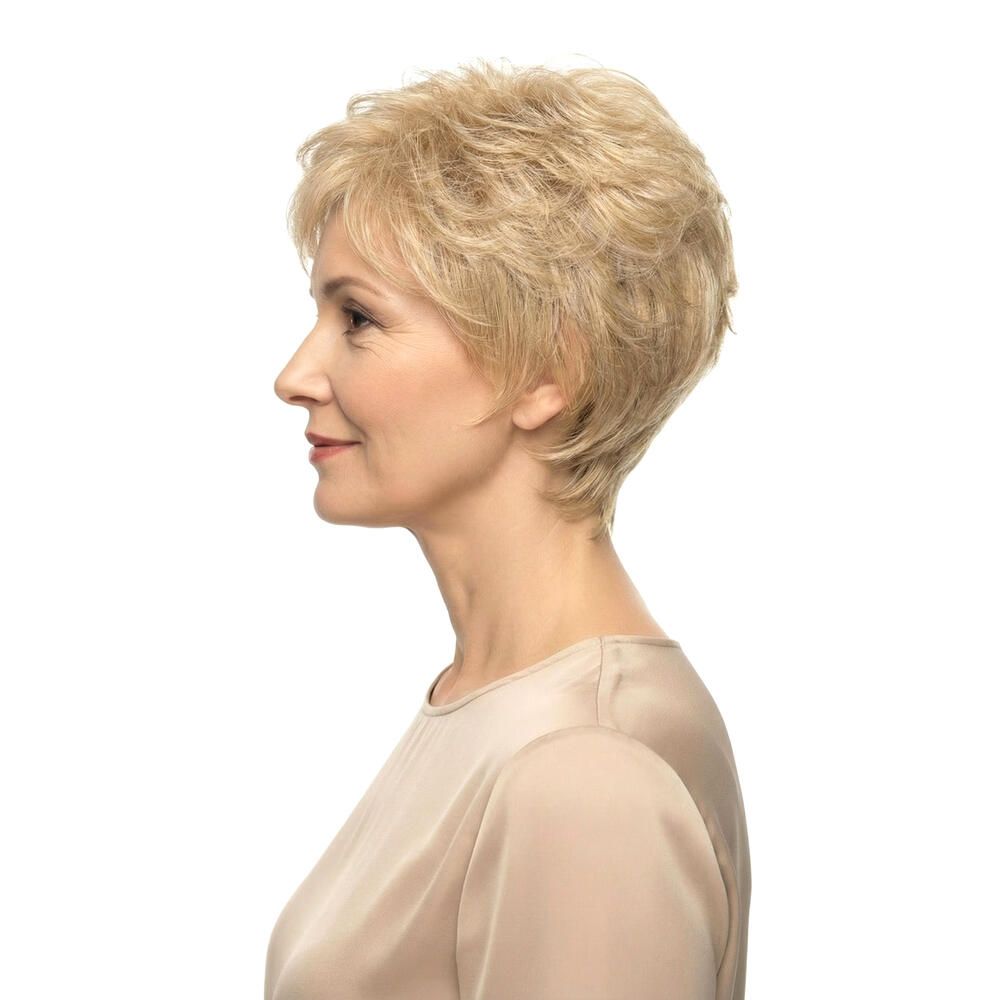 Blonde Perücke, kurze Frisur. Frau im Profil, Blick nach links.