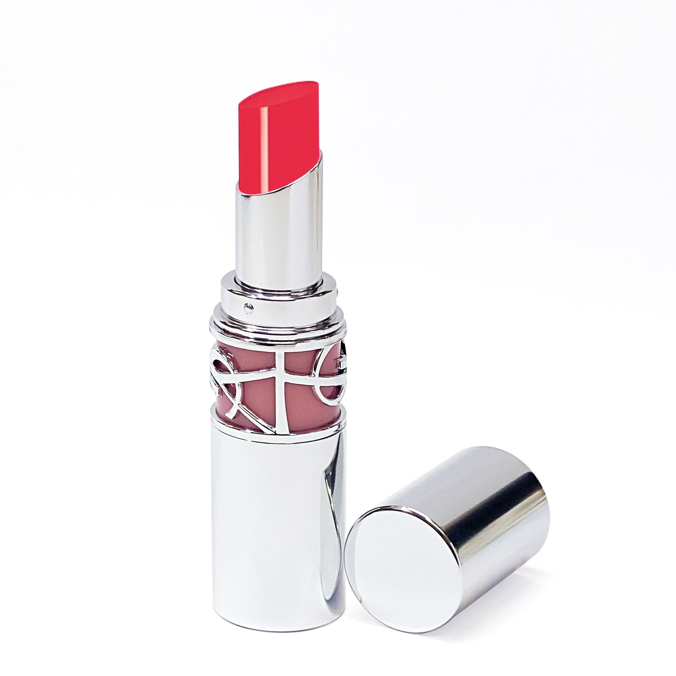 Roter Lippenstift in silberner Hülse, daneben die silberne Kappe.