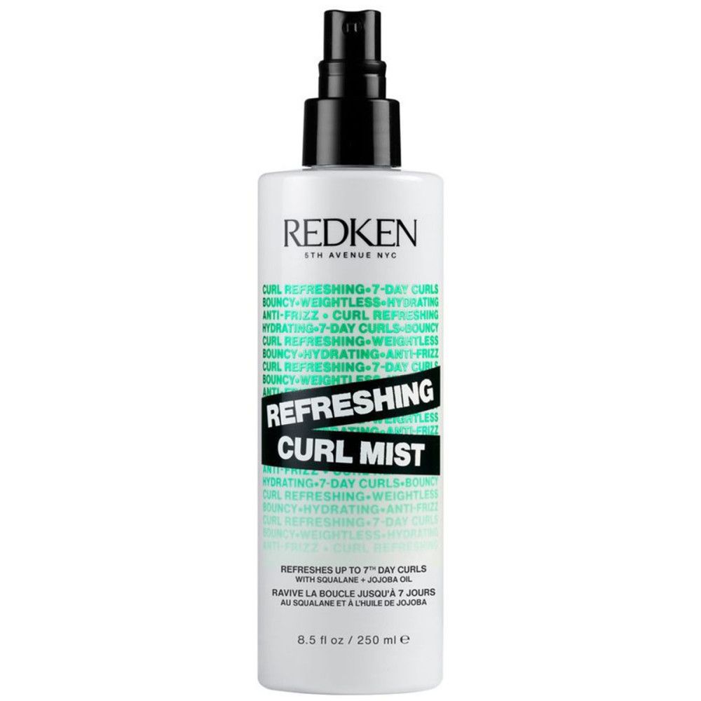 Redken Refreshing Curl Mist. Weiße Flasche mit schwarzem Sprühkopf. Produktname und Text in Schwarz und Grün. Marke Redken.