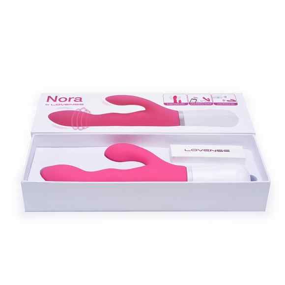 Geöffnete Verpackung mit rosa Vibrator und Bedienungsanleitung. Produktname 'Nora' auf der Verpackung.