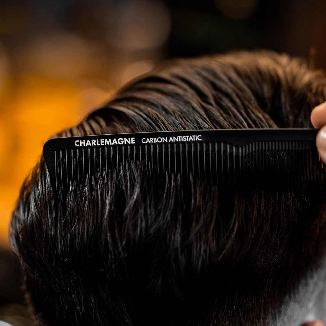 Offene Dose mit CHARLEMAGNE Bartwachs, Etikett mit "MOUSTACHE WAX".