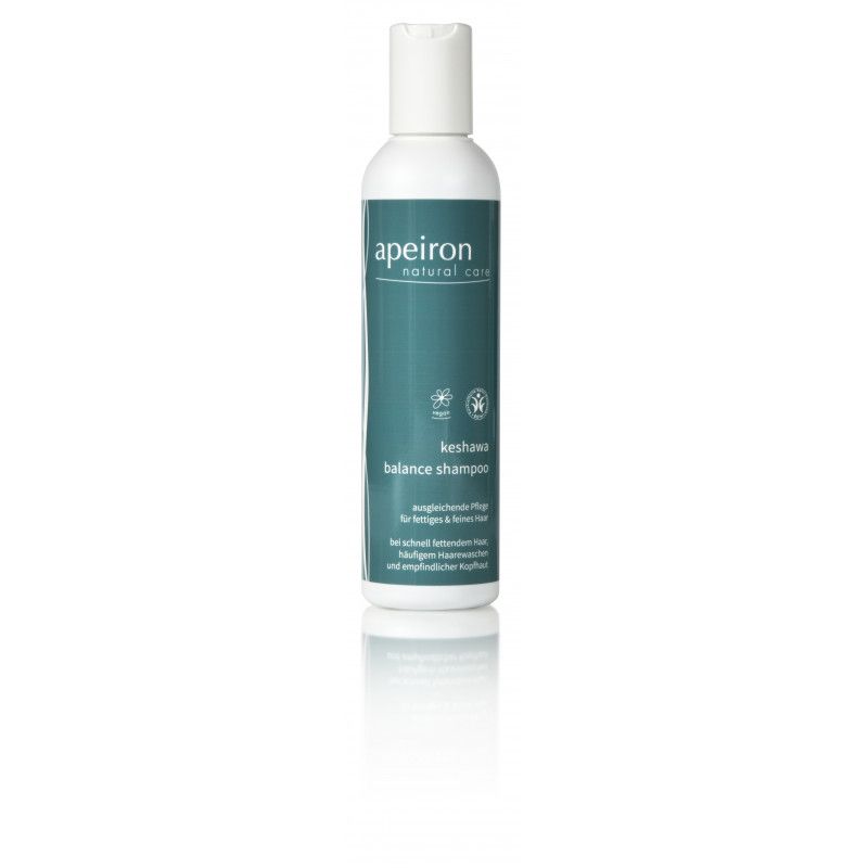Apeiron Balance Shampoo. Weiße Flasche mit grünem Etikett. Text: Apeiron natural care, keshawa balance shampoo. Mit Zertifizierungen.