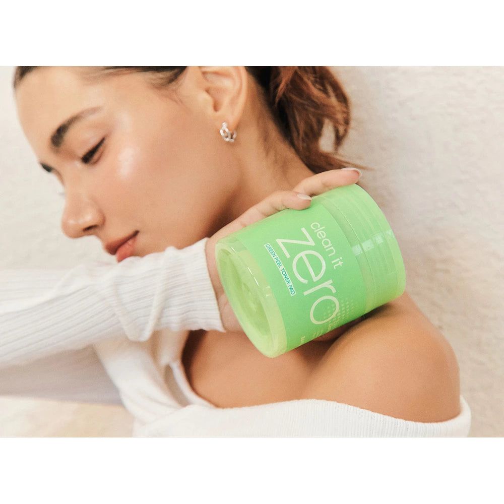 Frau hält grünes Produktglas. Aufschrift: clean it zero. Frau mit geschlossenen Augen.