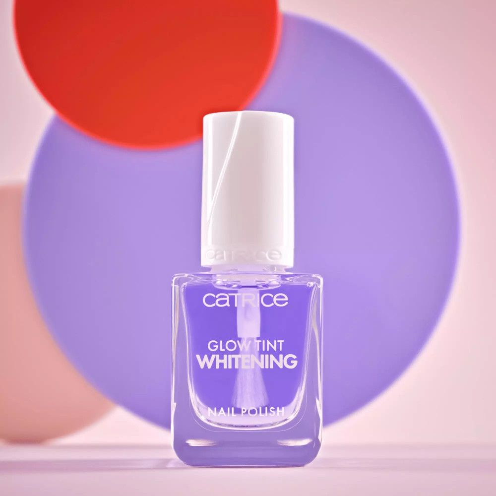 Nagellackflasche vor farbigem Hintergrund. Lila Farbton, Aufschrift 'Glow Tint Whitening'.