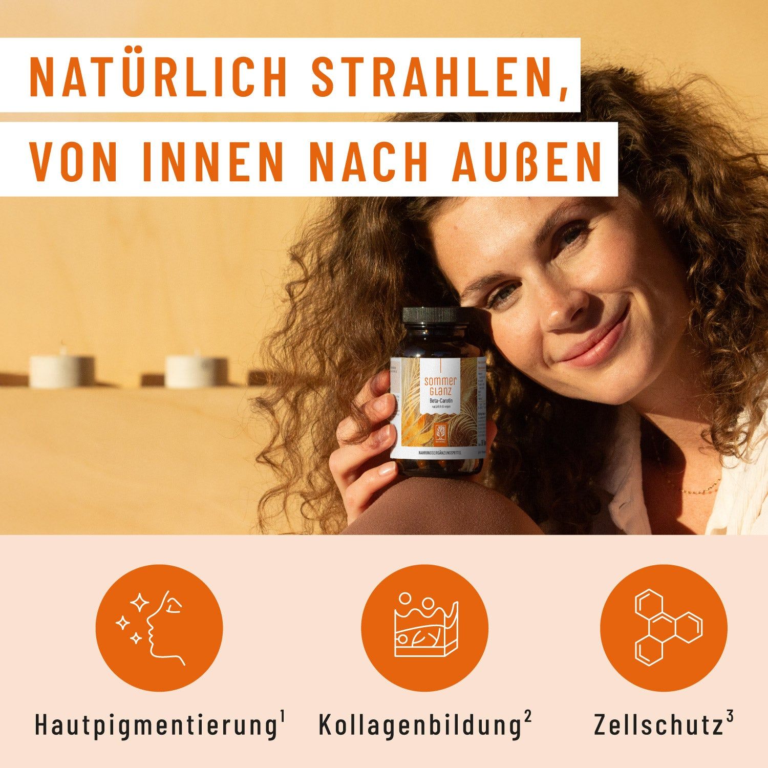 Frau mit braunen Locken hält braune Flasche. Text: Sommerglanz Beta-Carotin, Hautpigmentierung, Kollagenbildung, Zellschutz.