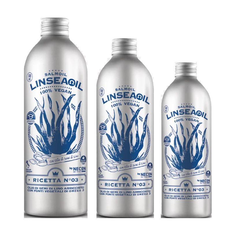 Drei Flaschen Salmoil Linseaqil, 100% vegan. Silberne Flaschen mit blauem Etikett. Text: Ricetta N°03, Öl aus Leinsamen, Omega 3.