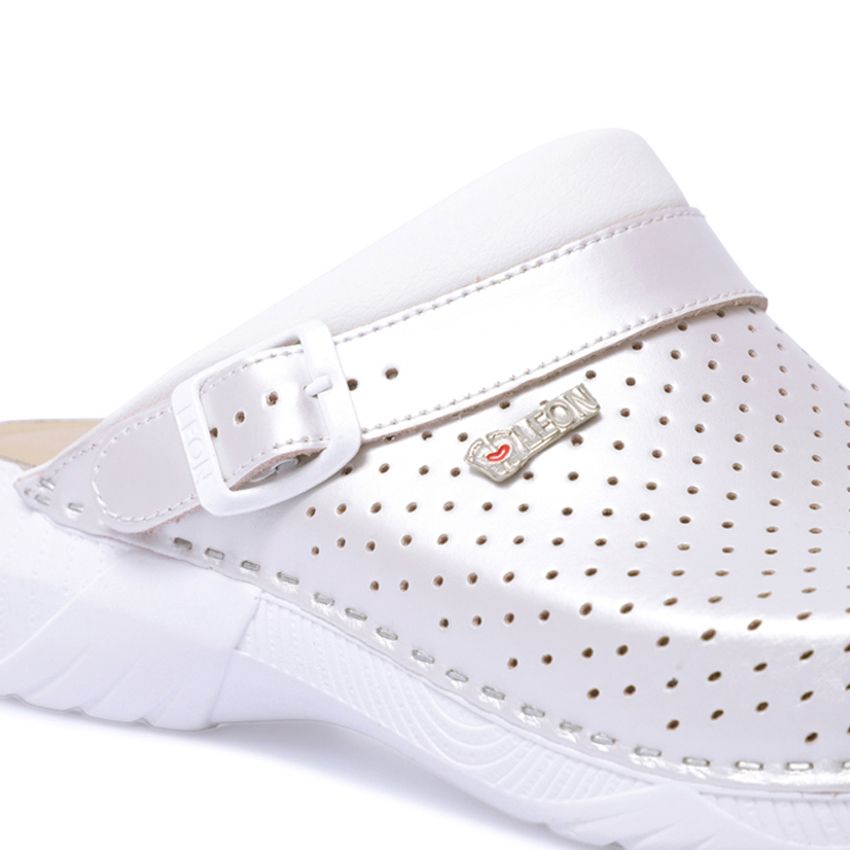 Nahaufnahme einer perlweißen Leder-Pantolette mit Perforationen. Weißer Riemen mit Schnalle. Marke LEON.