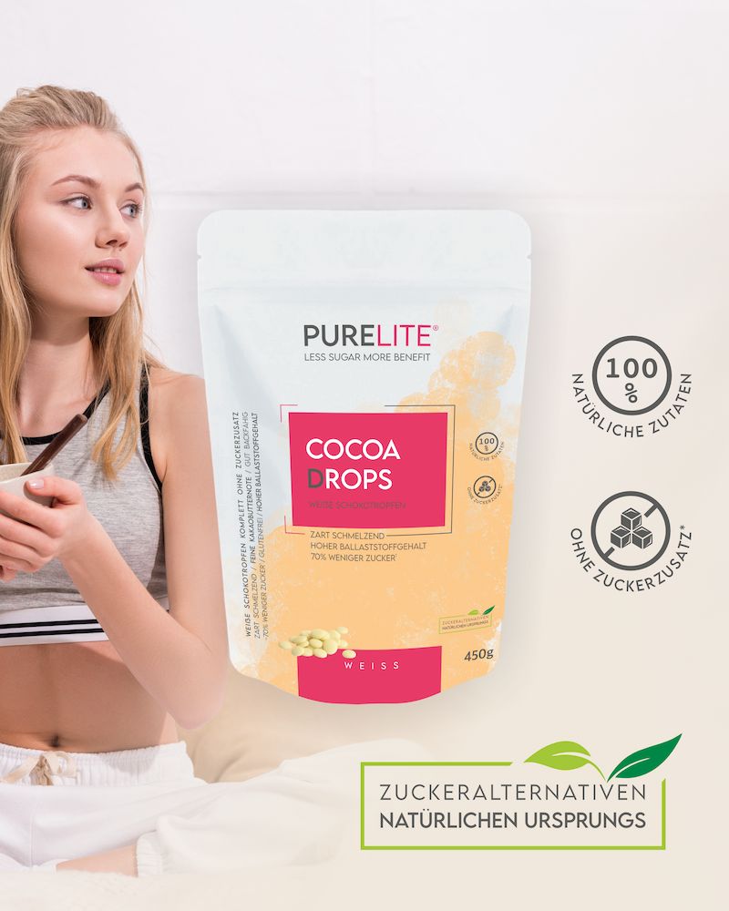 Frau mit Produktverpackung. Aufschrift: PURELITE Cocoa Drops, 100% natürliche Zutaten, ohne Zuckerzusatz, 450g.