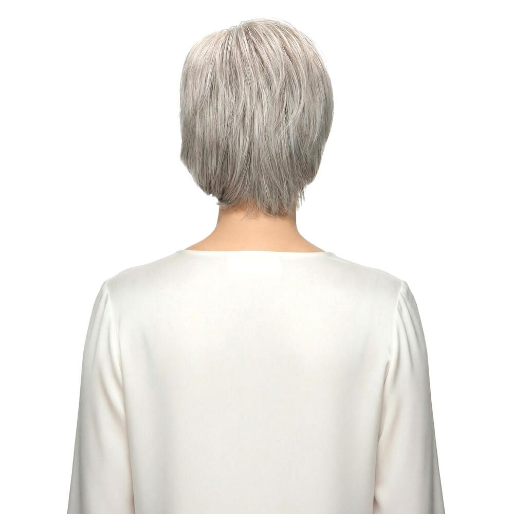 Kurzhaarperücke in Grau. Rückansicht. Die Frau trägt ein weißes Oberteil.
