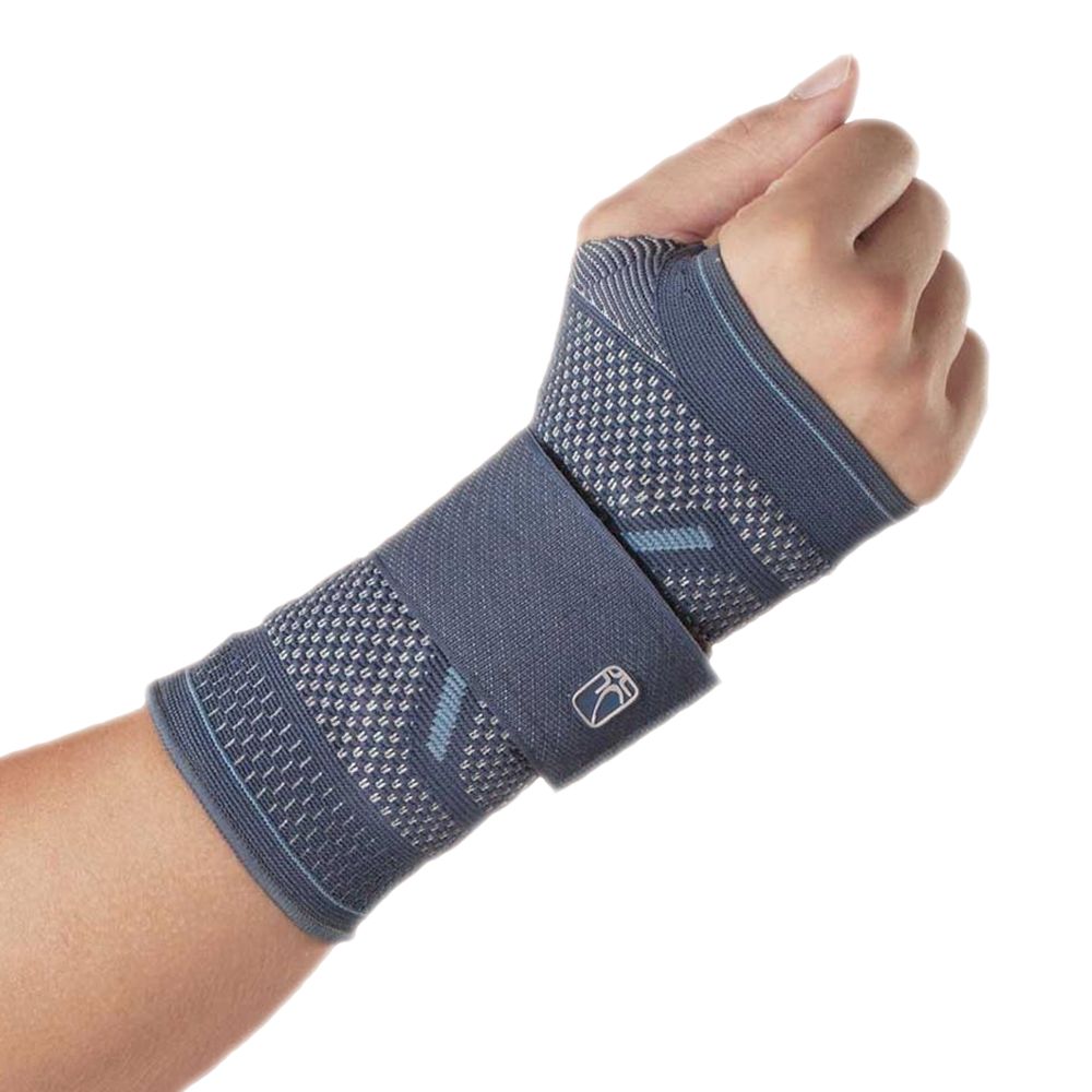Handgelenkbandage in Grau. Elastisches Material mit Muster. Klettverschluss mit Logo. Am Handgelenk einer Person getragen.