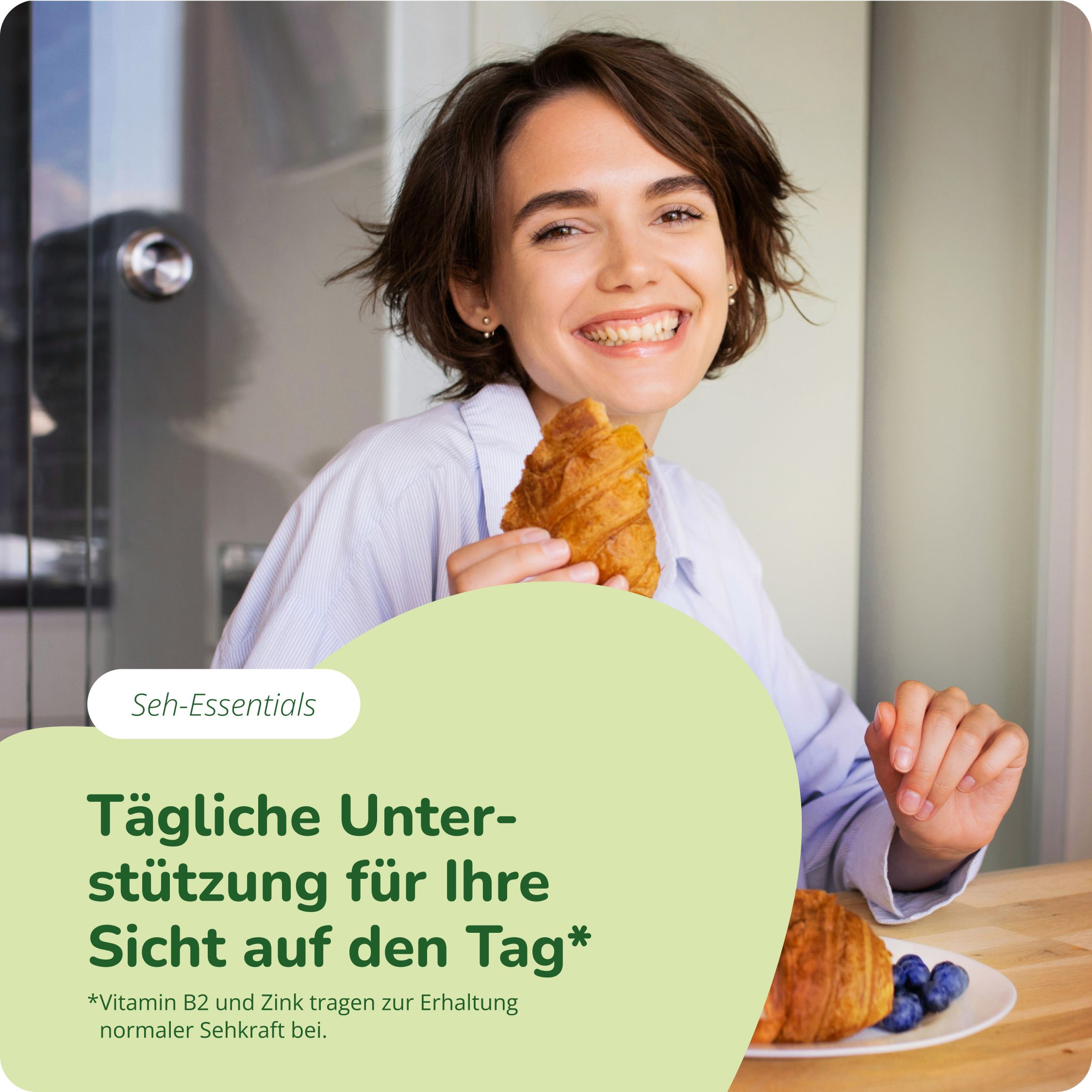 Frau mit Croissant und Blaubeeren, "Seh-Essentials" und Text über tägliche Unterstützung für die Sicht.