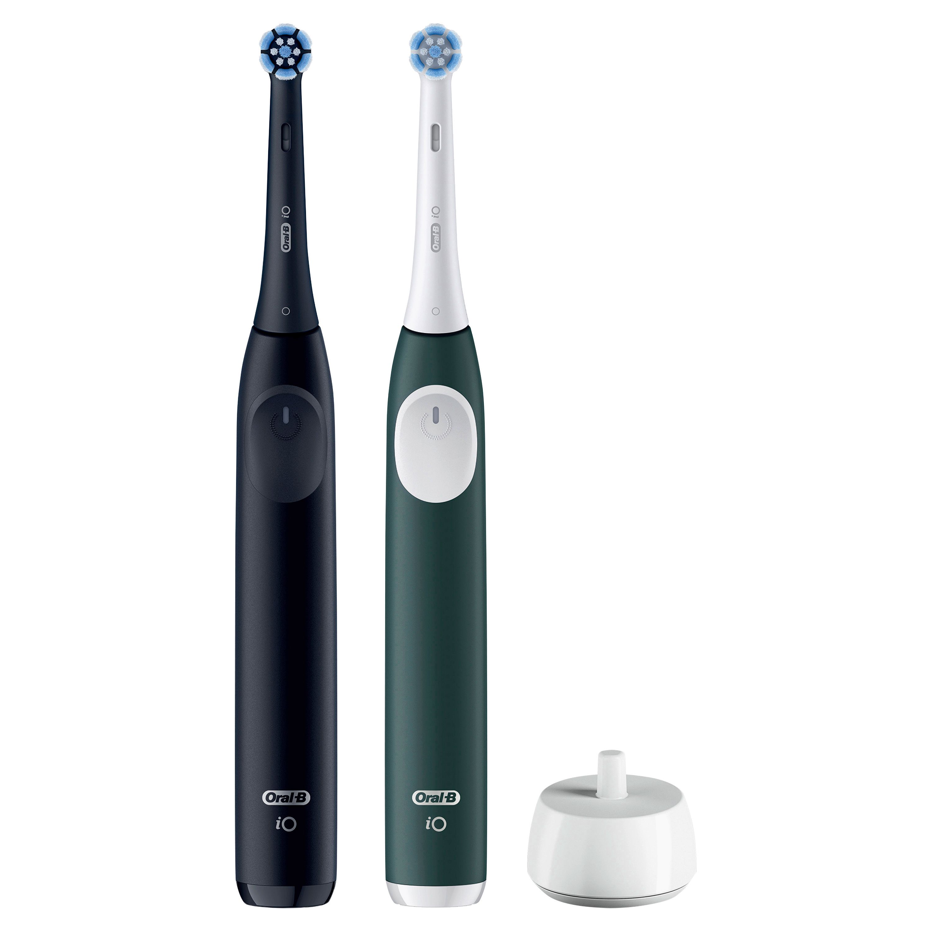 Zwei elektrische Zahnbürsten, schwarz und grün, mit Ladestation. Beide haben runde Bürstenköpfe. Das Logo "Oral-B iO" ist sichtbar.
