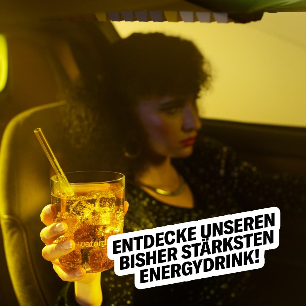 Frau im Auto hält Glas mit Getränk. Text: Entdecke unseren bisher stärksten Energydrink!