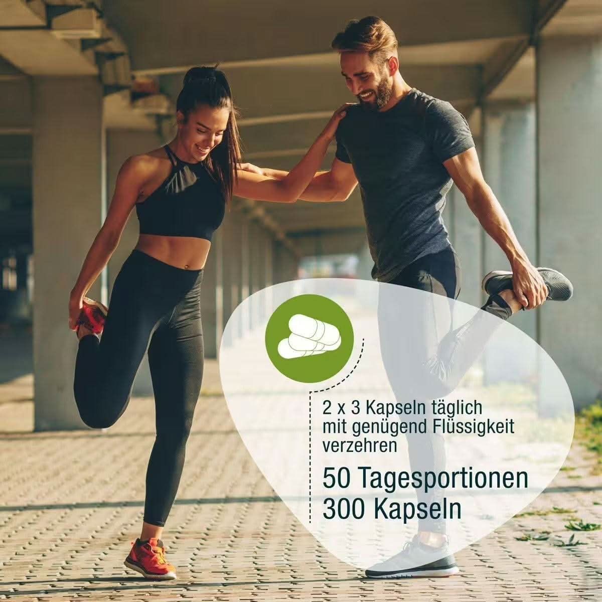 Zwei Personen beim Dehnen. Im Vordergrund: Abbildung von Kapseln. Text: 2 x 3 Kapseln täglich, 50 Tagesportionen, 300 Kapseln.