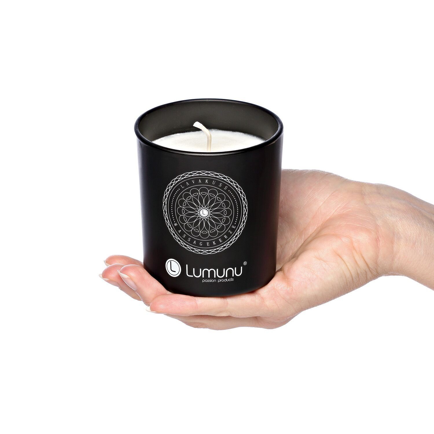 Schwarze Massagekerze in Hand gehalten. Aufschrift: Lumunu. Kerze mit Docht und weißem Wachs.
